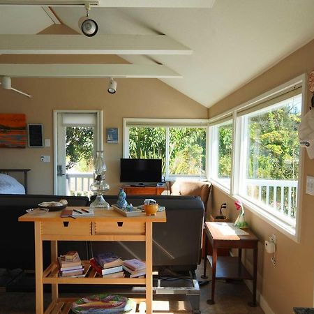Idyllic Waterfront Cottage With Beach And Sunset Views 포트타운센드 외부 사진
