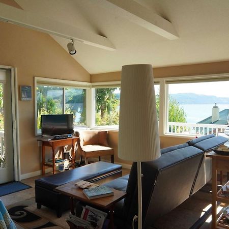 Idyllic Waterfront Cottage With Beach And Sunset Views 포트타운센드 외부 사진