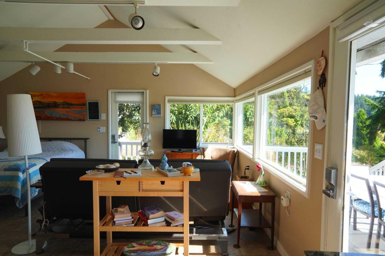 Idyllic Waterfront Cottage With Beach And Sunset Views 포트타운센드 외부 사진