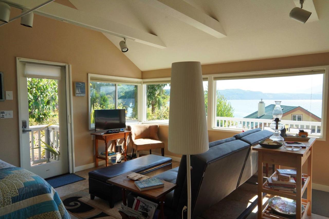 Idyllic Waterfront Cottage With Beach And Sunset Views 포트타운센드 외부 사진